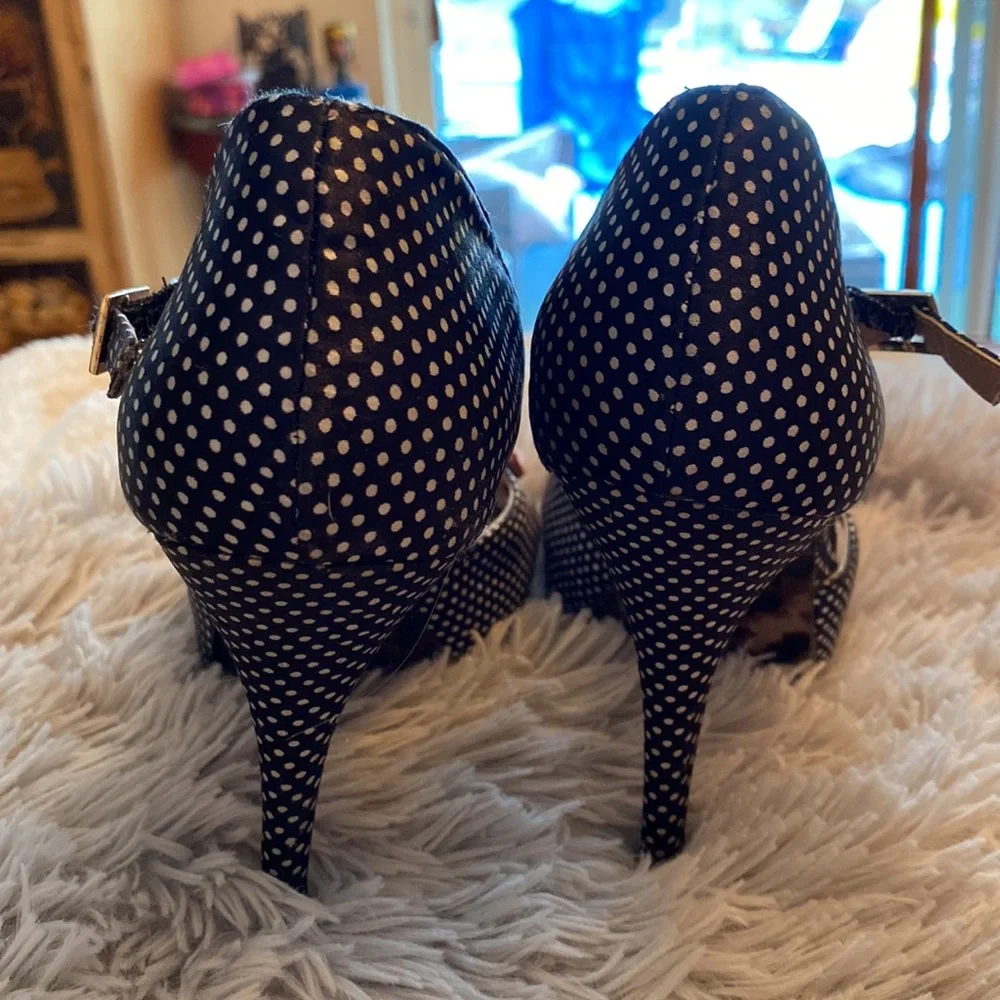 Betsy Johnson 4 inch heels black and white with a pink bow - Picture 3 of 3